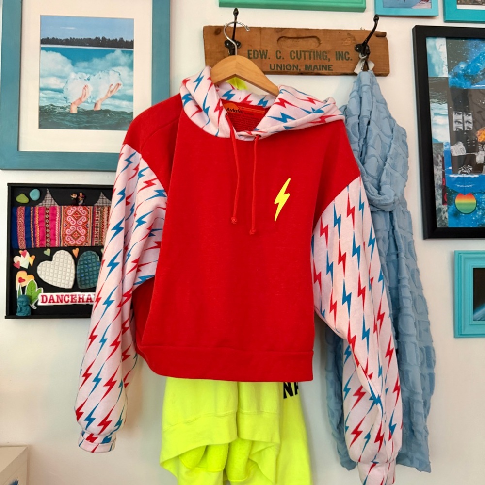 AVIATOR NATION BOLT COLOR BLOCK EMBROIDERY RELAXED CROPPED PULLOVER HOODIE - RED